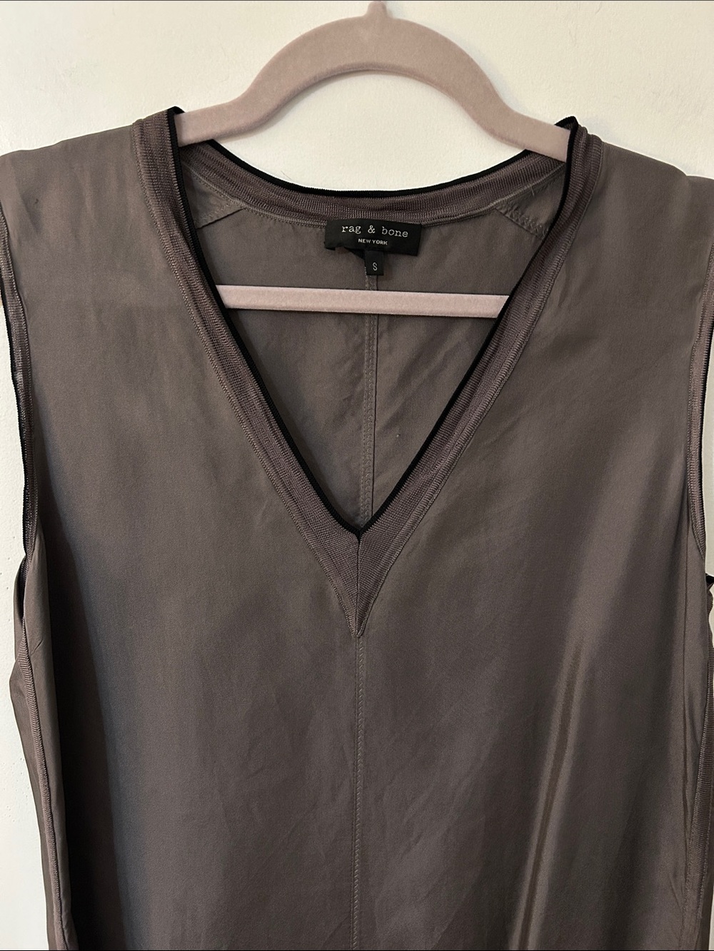 rag & bone Silk Sleeveless V-Neck Tank Taupe Gray Size Small Modern Preppy Shirt - Picture 3 of 10